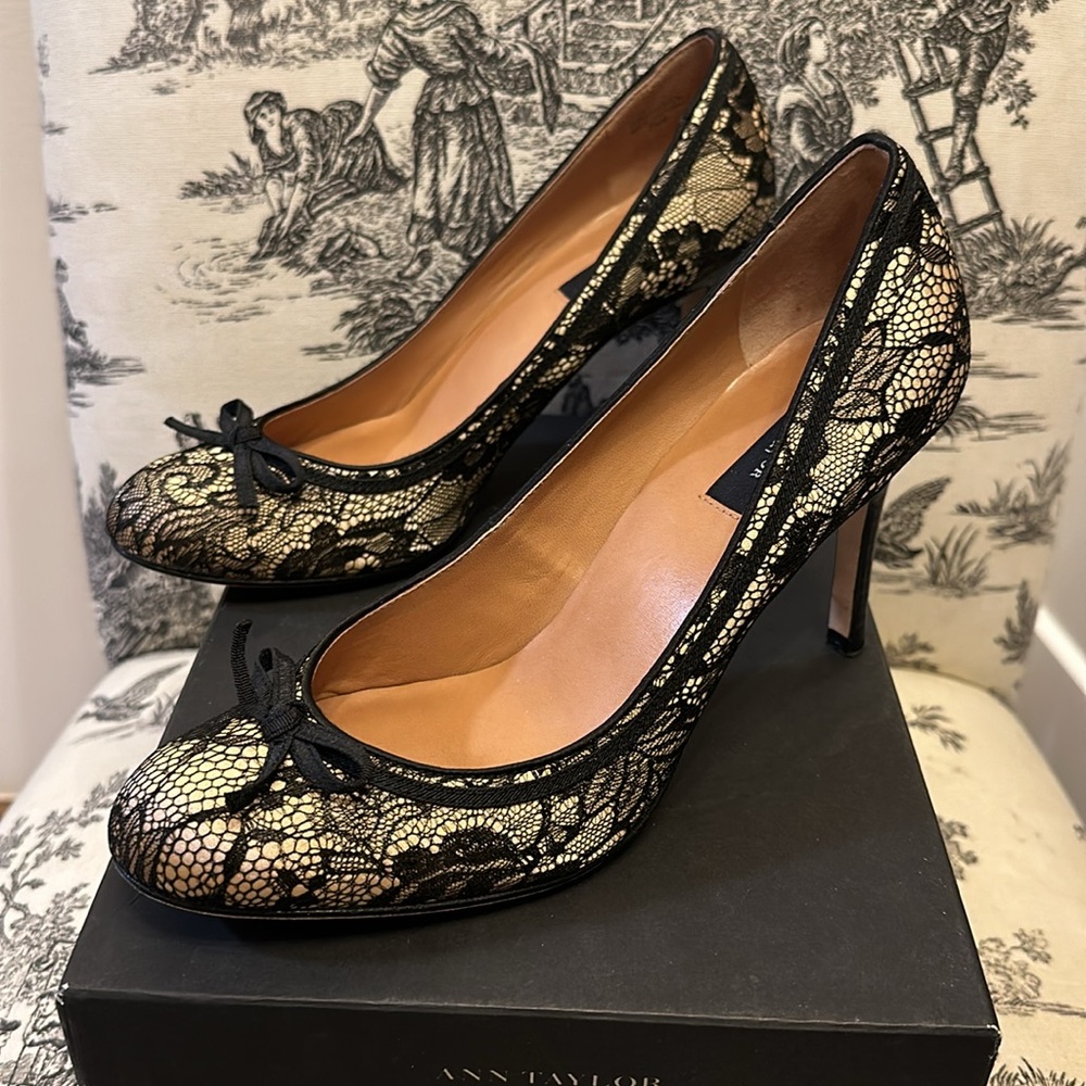 Ann Taylor Abbey Black Lace Pump, sz 8.5, champagne satin under black lace